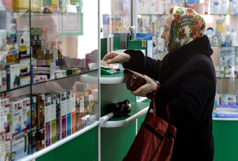 Покупатель в аптеке Покупатель в аптеке