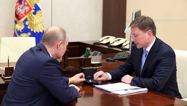 Владимир Путин во время встречи с генеральным директором акционерной компании «АЛРОСА» Сергеем Ивановым. 13 февраля 2018 Владимир Путин во время встречи с генеральным директором акционерной компании «АЛРОСА» Сергеем Ивановым. 13 февраля 2018