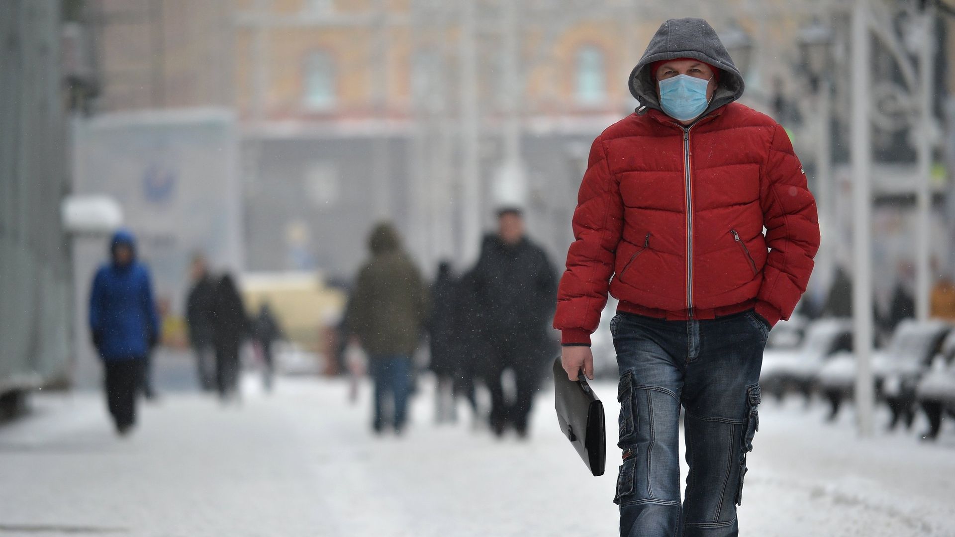 Мужчина в защитной маске в Москве Мужчина в защитной маске в Москве - РИА Новости, 1920, 25.01.2022