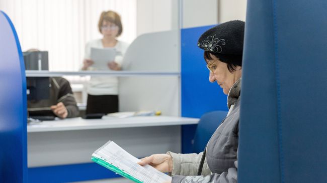 Посетитель в отделении Пенсионного фонда. Архивное фото Посетитель в отделении Пенсионного фонда. Архивное фото