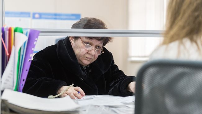 Посетитель в отделении Пенсионного фонда. Архивное фото Посетитель в отделении Пенсионного фонда. Архивное фото