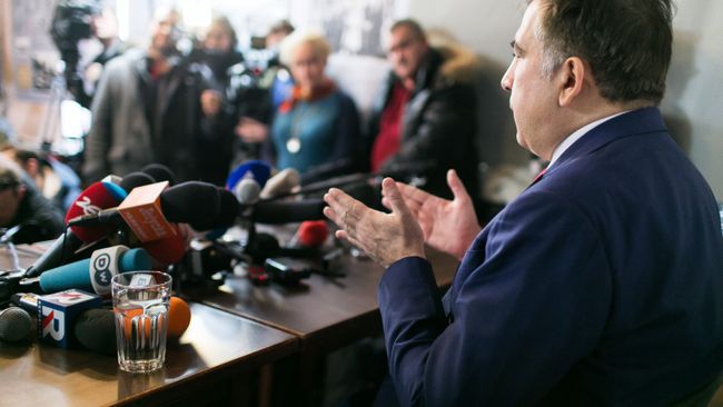 Михаил Саакашвили во время пресс-конференции в Варшаве Михаил Саакашвили во время пресс-конференции в Варшаве