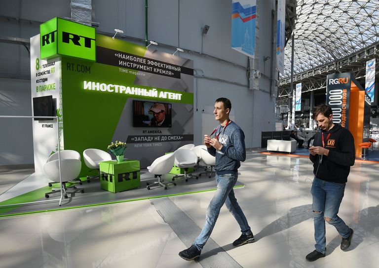 Стенд российского международного многоязычного информационного телеканала RT во время подготовки стендов к выставке в рамках Российского инвестиционного форума в Сочи Стенд российского международного многоязычного информационного телеканала RT во время подготовки стендов к выставке в рамках Российского инвестиционного форума в Сочи