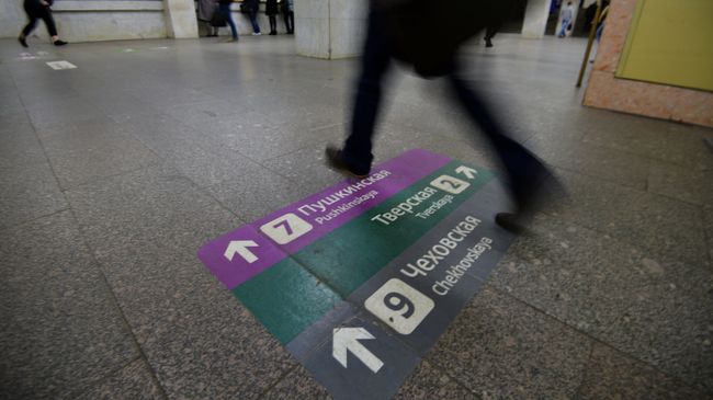 Новая напольная навигация в Московском метрополитене. Архивное фото Новая напольная навигация в Московском метрополитене. Архивное фото