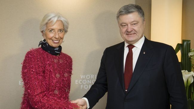 Директор-распорядитель МВФ Кристин Лагард и президент Украины Петр Порошенко на Всемирном экономическом форуме в Давосе. 25 января 2018 года Директор-распорядитель МВФ Кристин Лагард и президент Украины Петр Порошенко на Всемирном экономическом форуме в Давосе. 25 января 2018 года