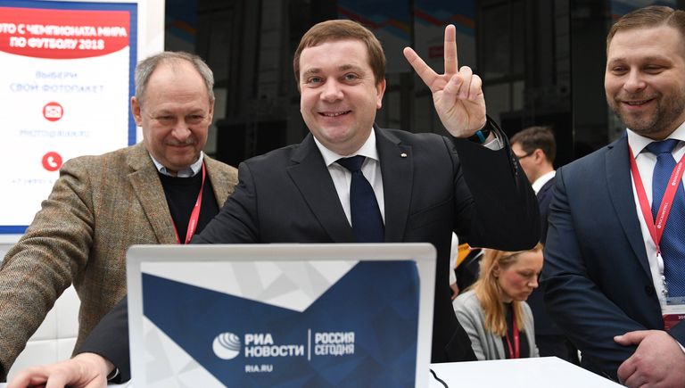 Директор фонда Росконгресс Александр Стуглев (в центре) во время посещения стенда МИА Россия сегодня на Российском инвестиционном форуме (РИФ-2018) в Сочи Директор фонда Росконгресс Александр Стуглев (в центре) во время посещения стенда МИА Россия сегодня на Российском инвестиционном форуме (РИФ-2018) в Сочи