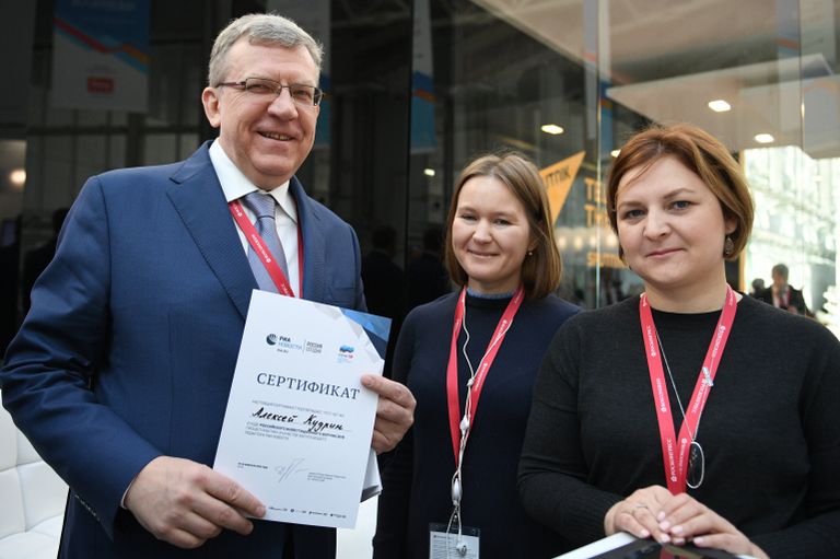 Председатель совета Центра стратегических разработок Алексей Кудрин во время посещения стенда РИА Новости на Российском инвестиционном форуме в Сочи. 15 февраля 2018 Председатель совета Центра стратегических разработок Алексей Кудрин во время посещения стенда РИА Новости на Российском инвестиционном форуме в Сочи. 15 февраля 2018