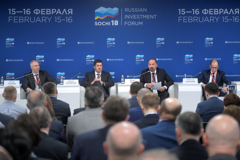 Глава Удмуртской Республики Александр Бречалов, министр строительства и жилищно-коммунального хозяйства РФ Михаил Мень, президент ПАО Ростелеком Михаил Осеевский и генеральный директор Базэл Аэро Леонид Сергеев (справа налево) на конференции : Умный город — новое качество жизни на Российском инвестиционном форуме (РИФ-2018) в Сочи Глава Удмуртской Республики Александр Бречалов, министр строительства и жилищно-коммунального хозяйства РФ Михаил Мень, президент ПАО Ростелеком Михаил Осеевский и генеральный директор Базэл Аэро Леонид Сергеев (справа налево) на конференции : Умный город — новое качество жизни на Российском инвестиционном форуме (РИФ-2018) в Сочи