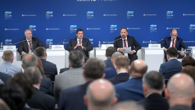 Глава Удмуртской Республики Александр Бречалов, министр строительства и жилищно-коммунального хозяйства РФ Михаил Мень, президент ПАО Ростелеком Михаил Осеевский и генеральный директор Базэл Аэро Леонид Сергеев (справа налево) на конференции : Умный город — новое качество жизни на Российском инвестиционном форуме (РИФ-2018) в Сочи Глава Удмуртской Республики Александр Бречалов, министр строительства и жилищно-коммунального хозяйства РФ Михаил Мень, президент ПАО Ростелеком Михаил Осеевский и генеральный директор Базэл Аэро Леонид Сергеев (справа налево) на конференции : Умный город — новое качество жизни на Российском инвестиционном форуме (РИФ-2018) в Сочи