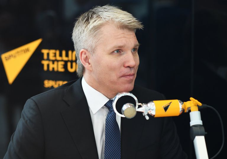 Министр спорта РФ Павел Колобков во время интервью в студии радио Sputnik на Российском инвестиционном форуме в Сочи. 15 февраля 2018 Министр спорта РФ Павел Колобков во время интервью в студии радио Sputnik на Российском инвестиционном форуме в Сочи. 15 февраля 2018