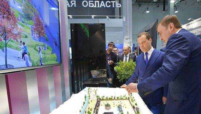 Дмитрий Медведев и губернатор Тульской области Алексей Дюмин во время осмотра выставочных стендов ряда регионов на Российском инвестиционном форуме Сочи-2018. 15 февраля 2018 Дмитрий Медведев и губернатор Тульской области Алексей Дюмин во время осмотра выставочных стендов ряда регионов на Российском инвестиционном форуме Сочи-2018. 15 февраля 2018