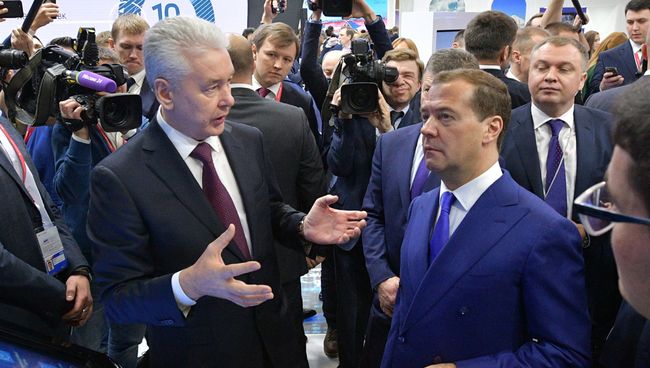 Мэр Москвы Сергей Собянин и Дмитрий Медведев во время осмотра выставочных стендов ряда регионов на Российском инвестиционном форуме Сочи-2018 Мэр Москвы Сергей Собянин и Дмитрий Медведев во время осмотра выставочных стендов ряда регионов на Российском инвестиционном форуме Сочи-2018