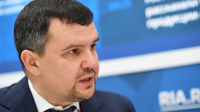 Максим Акимов во время посещения стенда RIA.ru на Российском инвестиционном форуме в Сочи Максим Акимов во время посещения стенда RIA.ru на Российском инвестиционном форуме в Сочи