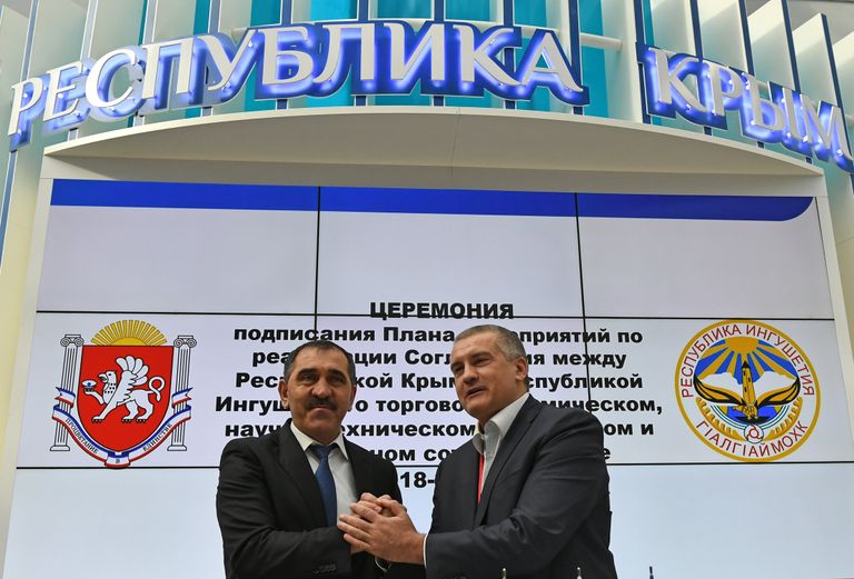 Глава Республики Ингушетия Юнус-Бек Евкуров и глава Республики Крым Сергей Аксёнов на Российском инвестиционном форуме (РИФ-2018) в Сочи Глава Республики Ингушетия Юнус-Бек Евкуров и глава Республики Крым Сергей Аксёнов на Российском инвестиционном форуме (РИФ-2018) в Сочи