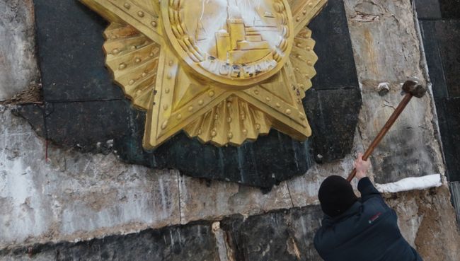 Националист сбивает облицовку на Монументе Славы во Львове. Архивное фото Националист сбивает облицовку на Монументе Славы во Львове. Архивное фото