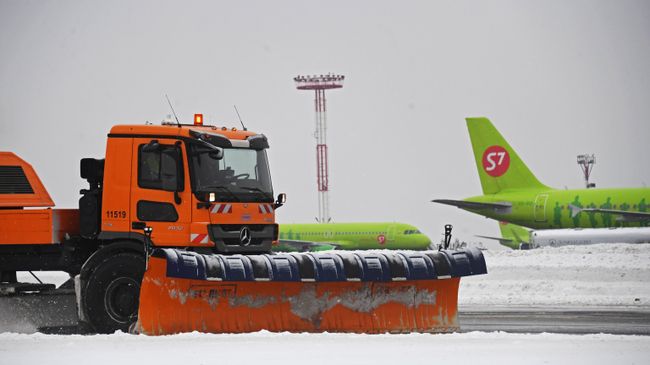 Снегоуборочная техника во время уборки в аэропорту Домодедово Снегоуборочная техника во время уборки в аэропорту Домодедово