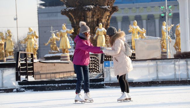 Каток на ВДНХ. Архивное фото Каток на ВДНХ. Архивное фото