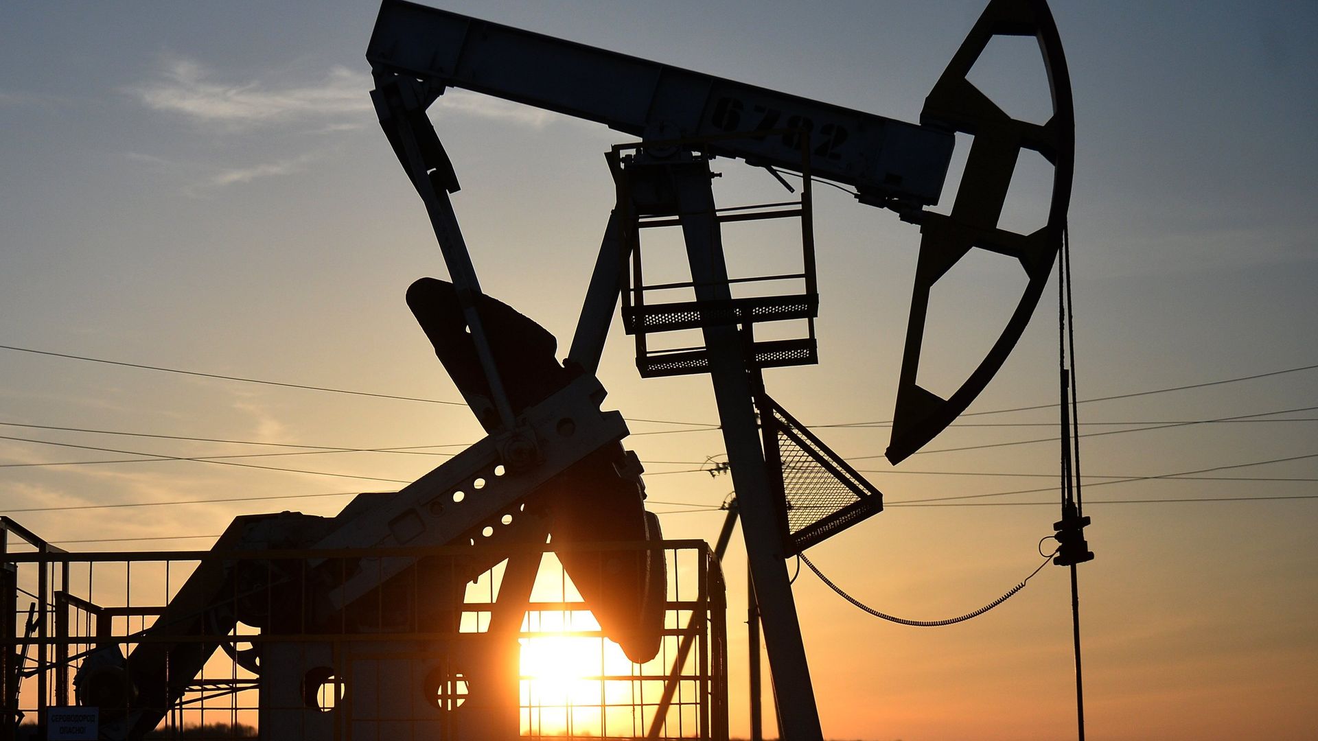 Добыча нефти. Архивное фото - РИА Новости, 1920, 05.11.2018