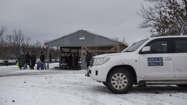 Автомобиль миссии ОБСЕ в районе временного пункта пропуска Станица Луганская между Украиной и Луганской народной республикой. Архивное фото
