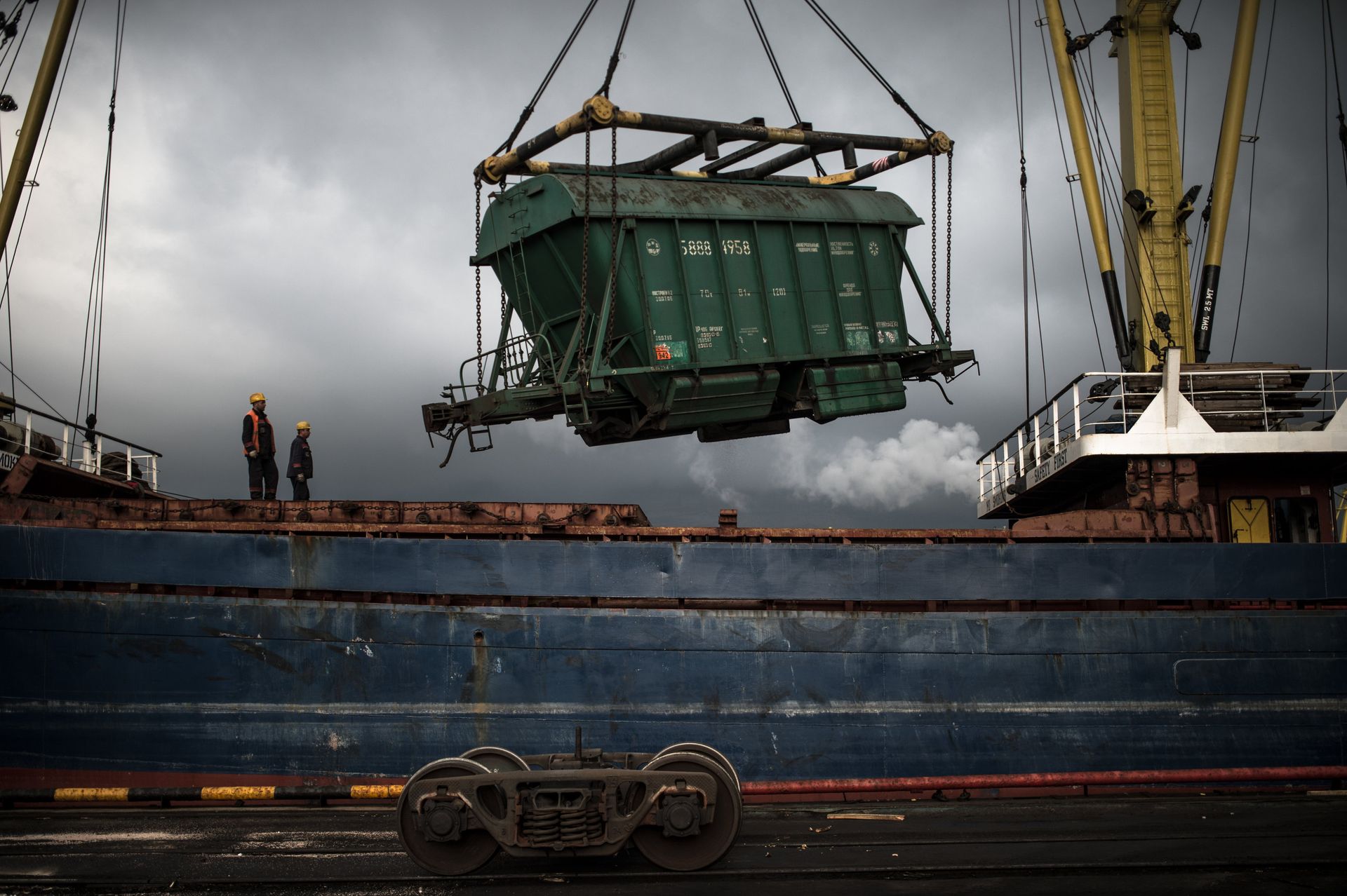Выгрузка вагона с зерном в Новороссийском морском торговом порту Выгрузка вагона с зерном в Новороссийском морском торговом порту - РИА Новости, 1920, 30.03.2022