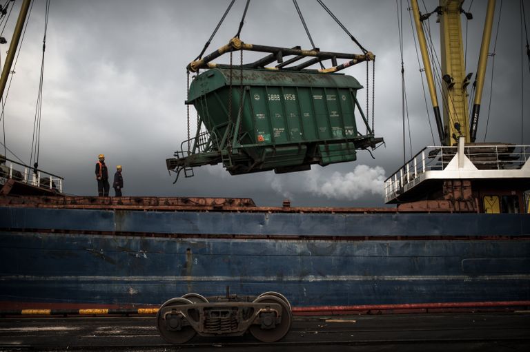 Выгрузка вагона с зерном в Новороссийском морском торговом порту Выгрузка вагона с зерном в Новороссийском морском торговом порту