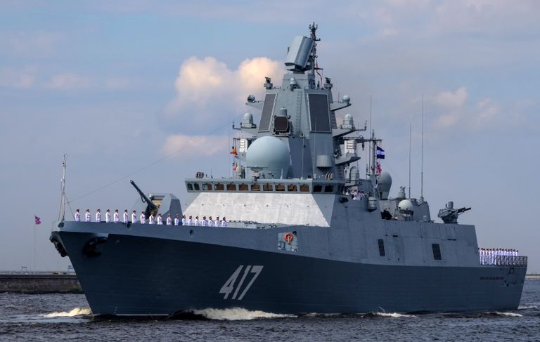 Фрегат Адмирал Горшков во время генеральной репетиции военно-морского парада ко дню ВМФ в Кронштадте