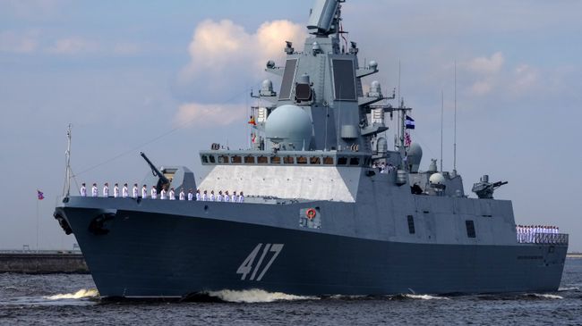 Фрегат Адмирал Горшков во время генеральной репетиции военно-морского парада ко дню ВМФ в Кронштадте Фрегат Адмирал Горшков во время генеральной репетиции военно-морского парада ко дню ВМФ в Кронштадте