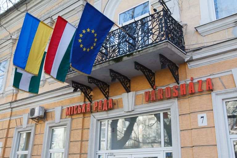 Флаги Венгрии, Украины и Евросоюза в украинском городе Берегово, где проживают закарпатские венгры Флаги Венгрии, Украины и Евросоюза в украинском городе Берегово, где проживают закарпатские венгры