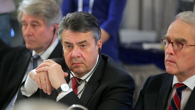 МИД ФРГ Зигмар Габриэль на деловом завтраке во время Мюнхенской конференции по безопасности. 17 февраля 2018 МИД ФРГ Зигмар Габриэль на деловом завтраке во время Мюнхенской конференции по безопасности. 17 февраля 2018