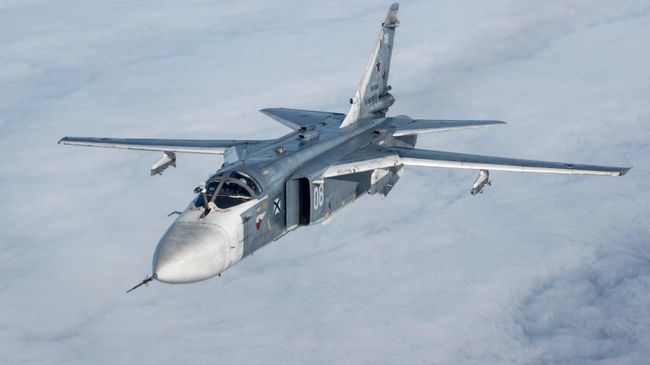 Тактический фронтовой бомбардировщик Су-24М во время лётно-тактических учений