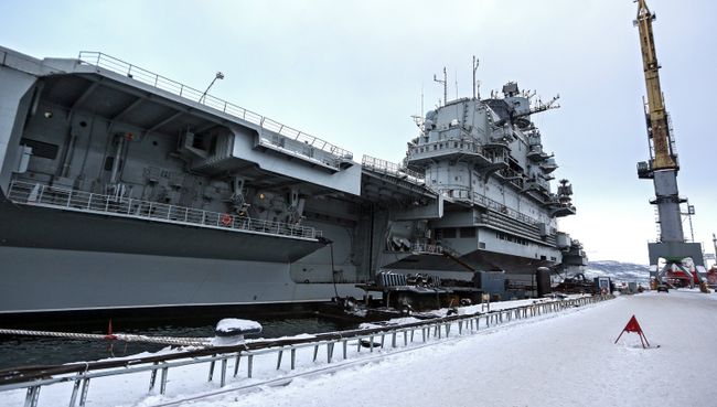 Тяжелый авианесущий крейсер Северного флота Адмирал Кузнецов в Мурманске. Архивное фото Тяжелый авианесущий крейсер Северного флота Адмирал Кузнецов в Мурманске. Архивное фото