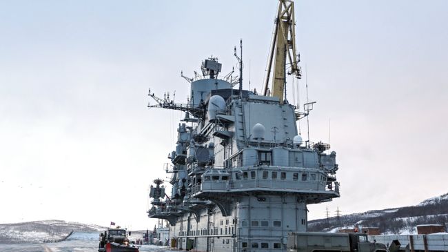 Тяжелый авианесущий крейсер Северного флота Адмирал Кузнецов в Мурманске. Архивное фото Тяжелый авианесущий крейсер Северного флота Адмирал Кузнецов в Мурманске. Архивное фото
