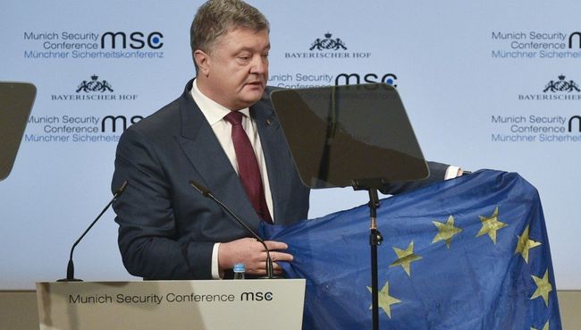 Украинский президент Петр Порошенко во время выступления на Мюнхенской конференции по безопасности. 16 февраля 2018 Украинский президент Петр Порошенко во время выступления на Мюнхенской конференции по безопасности. 16 февраля 2018