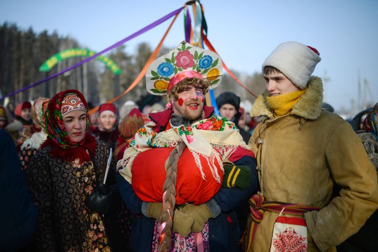 Участники праздничных гуляний, посвященных проводам Широкой Масленицы в парке наукограда Кольцово в Новосибирской области. 17 февраля 2018 Участники праздничных гуляний, посвященных проводам Широкой Масленицы в парке наукограда Кольцово в Новосибирской области. 17 февраля 2018