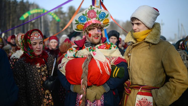 Участники праздничных гуляний, посвященных проводам Широкой Масленицы в парке наукограда Кольцово в Новосибирской области. 17 февраля 2018 Участники праздничных гуляний, посвященных проводам Широкой Масленицы в парке наукограда Кольцово в Новосибирской области. 17 февраля 2018