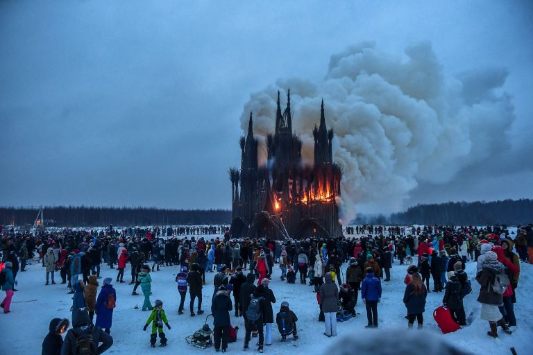 Сожжение арт-объекта художника Николая Полисского на праздновании Масленицы в арт-парке Никола-Ленивец Калужской области. 17 февраля 2018 Сожжение арт-объекта художника Николая Полисского на праздновании Масленицы в арт-парке Никола-Ленивец Калужской области. 17 февраля 2018