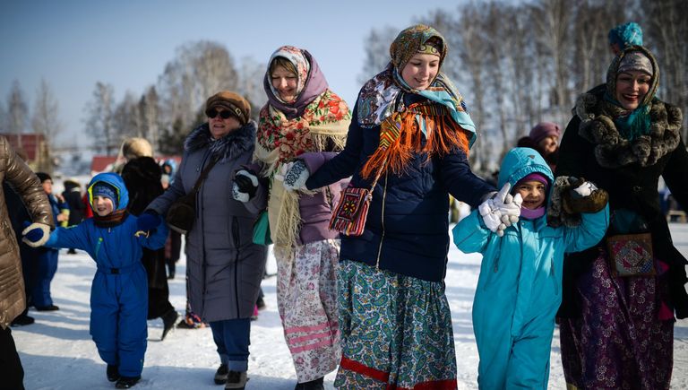Участники праздничных гуляний, посвященных проводам Широкой Масленицы в парке наукограда Кольцово в Новосибирской области. 17 февраля 2018 Участники праздничных гуляний, посвященных проводам Широкой Масленицы в парке наукограда Кольцово в Новосибирской области. 17 февраля 2018