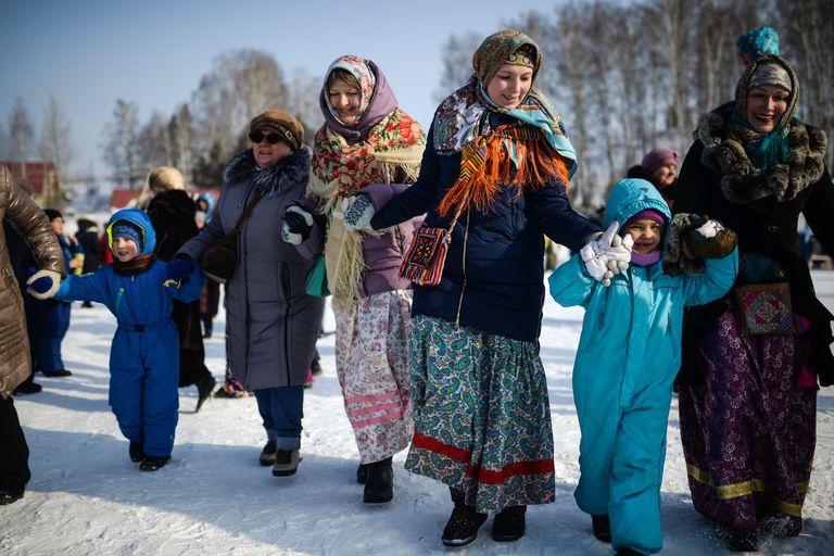 Участники праздничных гуляний, посвященных проводам Широкой Масленицы в парке наукограда Кольцово в Новосибирской области. 17 февраля 2018 Участники праздничных гуляний, посвященных проводам Широкой Масленицы в парке наукограда Кольцово в Новосибирской области. 17 февраля 2018