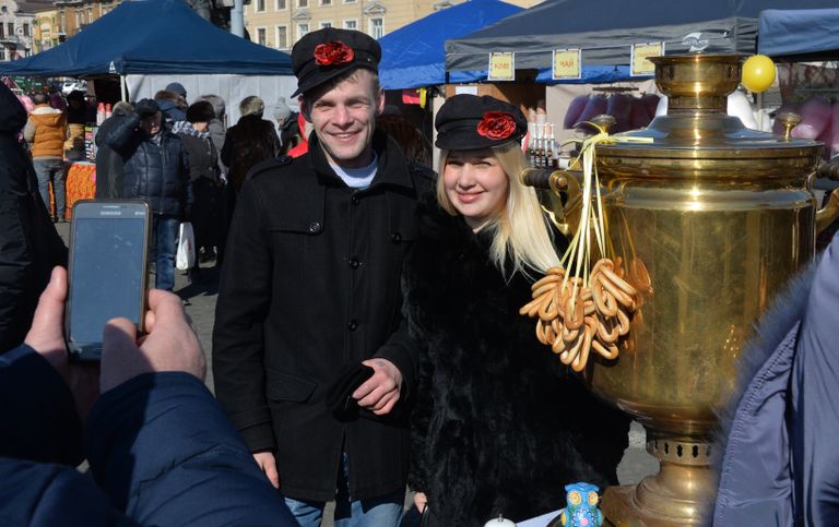 Посетители праздничной ярмарки Широкой Масленицы на центральной площади Владивостока. 17 февраля 2018 Посетители праздничной ярмарки Широкой Масленицы на центральной площади Владивостока. 17 февраля 2018