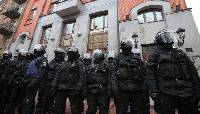 Сотрудники правоохранительных органов у здания Россотрудничества в Киеве, где проходит антироссийская акция радикалов. 18 февраля 2018