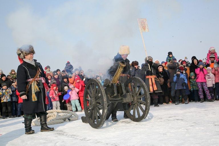 Взятие снежной крепости во празднования казачьей Масленицы в Иркутске начинается с залпа пушки. 18 февраля 2018 Взятие снежной крепости во празднования казачьей Масленицы в Иркутске начинается с залпа пушки. 18 февраля 2018