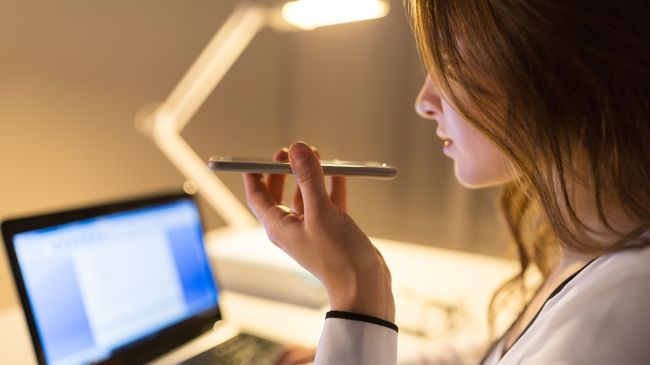 Девушка отправляет голосовое сообщение
