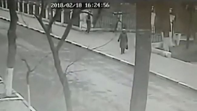Стоп-кадр с камеры видеонаблюдения у храма в Кизляре, на который было совершено нападение 18 февраля 2018 Стоп-кадр с камеры видеонаблюдения у храма в Кизляре, на который было совершено нападение 18 февраля 2018