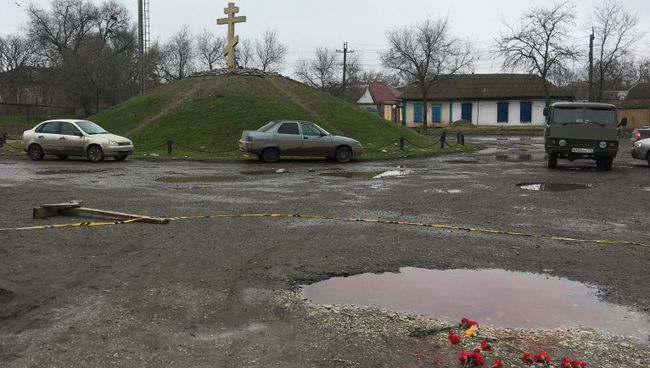 Цветы недалеко от Свято-Георгиевского храма в Кизляре, где 18 февраля местный житель открыл стрельбу из ружья по прихожанам Цветы недалеко от Свято-Георгиевского храма в Кизляре, где 18 февраля местный житель открыл стрельбу из ружья по прихожанам