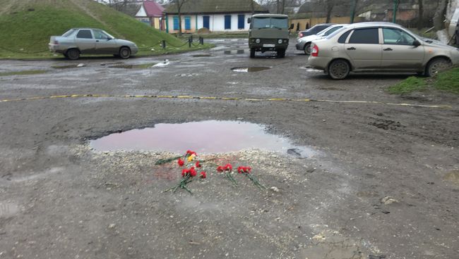 Цветы недалеко от Свято-Георгиевского храма в Кизляре, где 18 февраля местный житель открыл стрельбу из ружья по прихожанам Цветы недалеко от Свято-Георгиевского храма в Кизляре, где 18 февраля местный житель открыл стрельбу из ружья по прихожанам