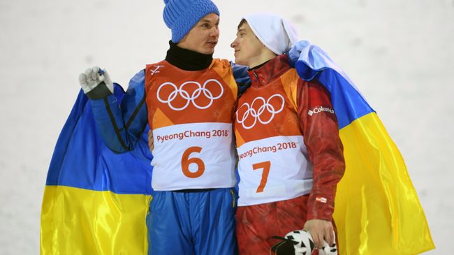Александр Абраменко (Украина), занявший первое место и Илья Буров (Россия), занявший третье место в финале лыжной акробатики на соревнованиях по фристайлу среди мужчин на XXIII зимних Олимпийских играх в Пхенчхане