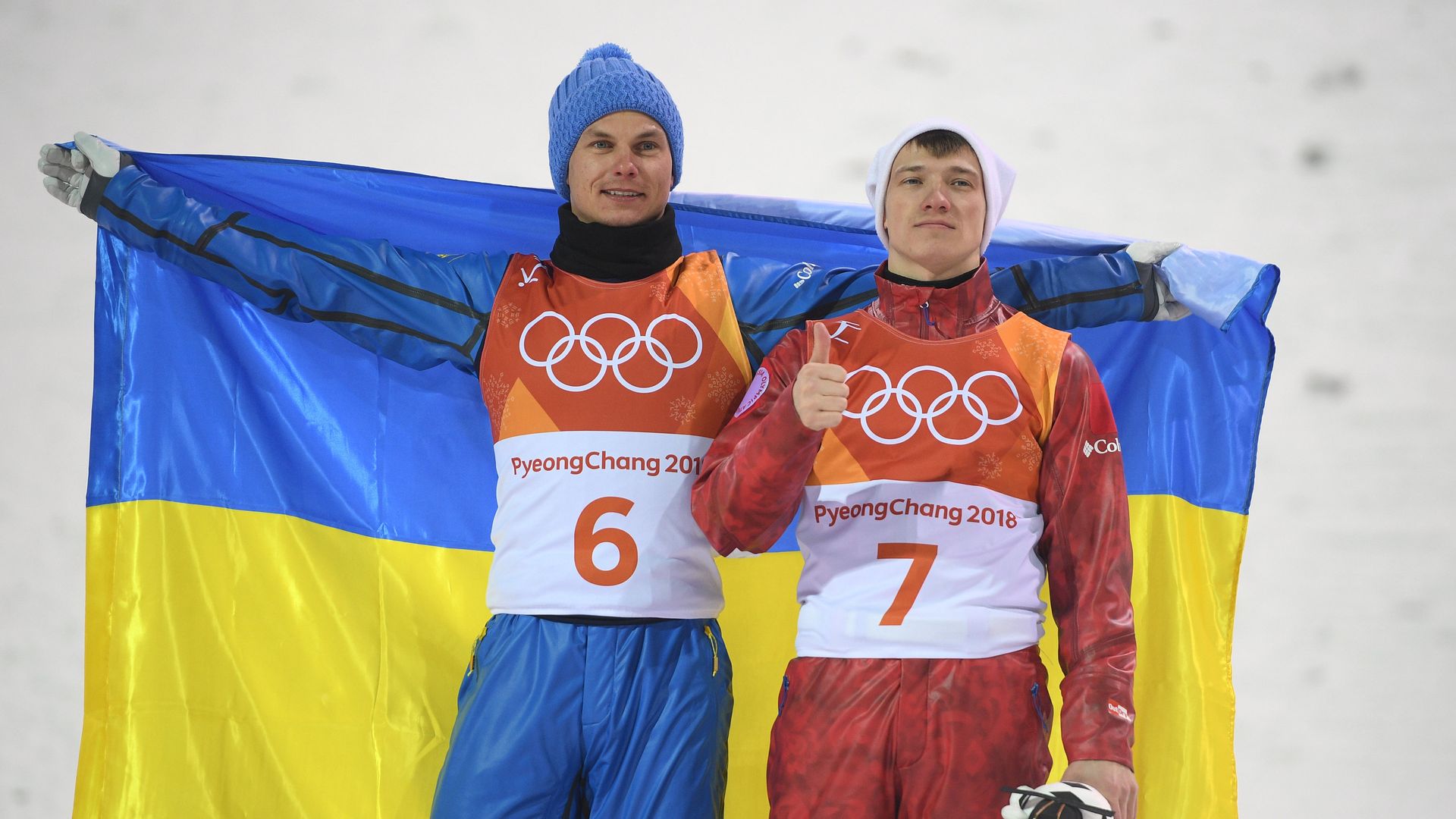 Александр Абраменко (Украина), занявший первое место и Илья Буров (Россия), занявший третье место в финале лыжной акробатики на соревнованиях по фристайлу среди мужчин на XXIII зимних Олимпийских играх в Пхенчхане - РИА Новости, 1920, 09.11.2021