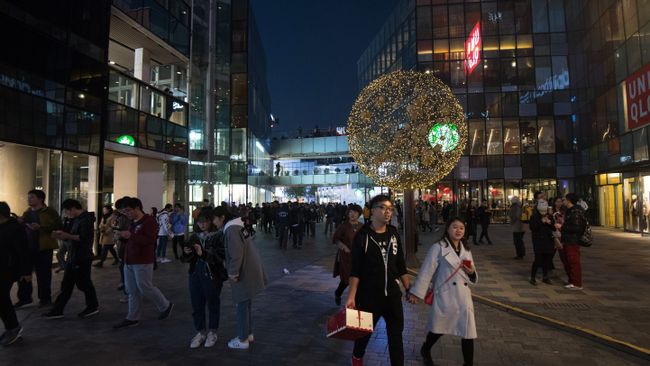 Горожане на территории многофункционального комплекса Sanlitun Soho в Пекине Горожане на территории многофункционального комплекса Sanlitun Soho в Пекине
