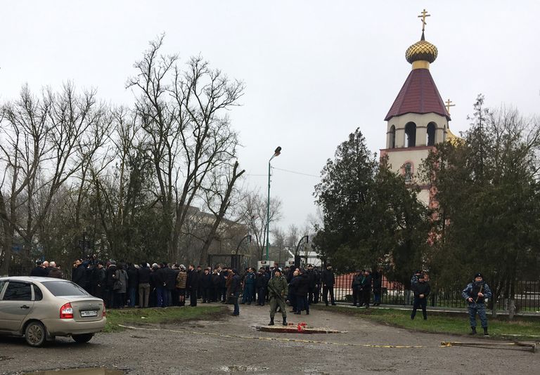 Жители у Свято-Георгиевского храма в Кизляре, где 18 февраля местный житель открыл стрельбу из ружья по прихожанам Жители у Свято-Георгиевского храма в Кизляре, где 18 февраля местный житель открыл стрельбу из ружья по прихожанам