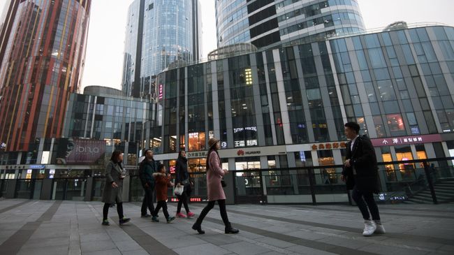 Горожане на территории многофункционального комплекса Sanlitun Soho в Пекине. Архивное фото